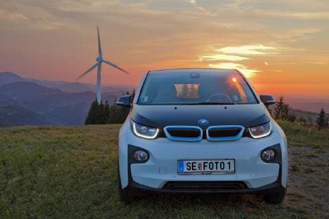  Elektroauto der Marke BMW vom Typ i3 am Windpark bei Sonnenuntergang, Laussa, Ennstal, Oberösterreich, Österreich, Europa *** BMW i3 electric car at the wind farm at sunset Laussa Ennstal Upper Austria Austria Europe Copyright: imageBROKER/ThomasxAichinger iblaic04768168.jpg