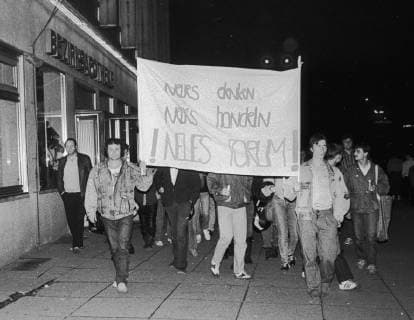 27.10.1989, Karl-Marx-Stadt, Wende, Demo des Neuen Forums gegen die herrschende kommunistische Diktatur, Tausende demonstrierten am Karl-Marx-Denkmal und der Zentralhaltestelle Chemnitz Sachsen BRD *** 27 10 1989 Karl Marx Stadt Wende Demo of the New Forum against the ruling communist dictatorship Thousands demonstrated at the Karl Marx Memorial and the central stop Chemnitz Sachsen BRD