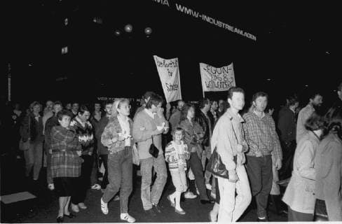 27.10.1989, Karl-Marx-Stadt, Wende, Demo des Neuen Forums gegen die herrschende kommunistische Diktatur, Tausende demonstrierten am Karl-Marx-Denkmal und der Zentralhaltestelle Chemnitz Sachsen BRD *** 27 10 1989 Karl Marx Stadt Wende Demo of the New Forum against the ruling communist dictatorship Thousands demonstrated at the Karl Marx Memorial and the central stop Chemnitz Sachsen BRD