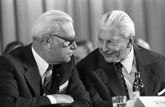 Deutschland, Muenchen, 29.09.1979 Archiv-Nr.: 01-6-33 CSU-Parteitag Foto: Kurt Georg Kiesinger (re) im Gespraech mit Franz Heubl CSU-Parteitag