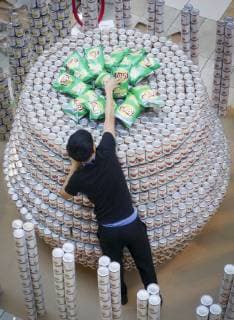 (181104) -- VANCOUVER, Nov. 4, 2018 -- A participant works on the can sculpture during the Canstruction event in Vancouver, Canada, Nov. 3, 2018. Some 13 teams competed with their sculpture designs by using donated cans in the annual event. ) (lrz) CANADA-VANCOUVER- CANSTRUCTION EVENT LiangxSen 