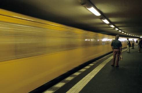 Einfahrende U-Bahn am U-Bahnhof Potsdamer Platz in Berlin *Aufnahmedatum geschätzt* Einfahrende U-Bahn in Berlin