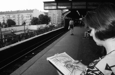 Frau zeichnet auf dem U-Bahnhof Schönhauser Allee in Berlin-Prenzlauer Berg*Aufnahmedatum geschätzt* U-Bahnhof Schönhauser Allee