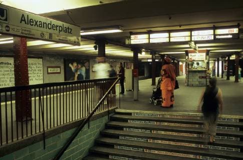 Fahrgäste am U-Bahnhof Alexanderplatz in Berlin *Aufnahmedatum geschätzt* U-Bahnhof Alexanderplatz in Berlin