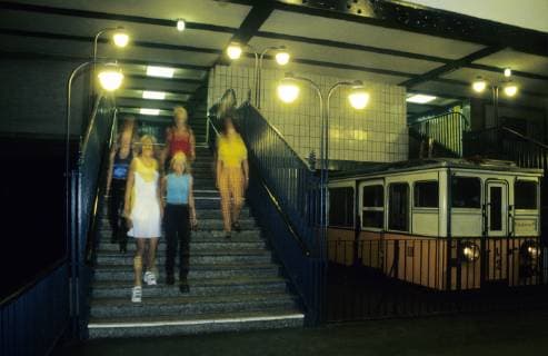 Junge Frauen auf dem Berliner U-Bahnhof Klosterstrasse *Aufnahmedatum geschätzt* Partygänger in Berlin