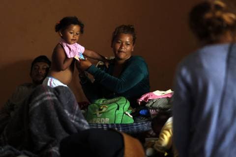 Members of the migrant caravan rest upon arrival in the city of Puebla, in the state of the same name, Mexico, 04 November 2018. About 150 Central Americans, members of the first migrant caravan that entered Mexico on October 19, arrived Saturday night in the central Mexican state of Puebla where tomorrow they will wait for around 4,500 people who stayed in different municipalities of the state of Veracruz. In a statement, the state government reported that Central Americans, Hondurans, Salvadorans and Guatemalans arrived in the municipality of Amozoc, in the central part of the state and about 25 kilometers from Puebla capital. Some 150 migrants arrive in the state of Puebla; the majority remains in Veracruz !ACHTUNG: NUR REDAKTIONELLE NUTZUNG! Copyright: xHildaxRiosx MEX03 20181104-636769529495491000