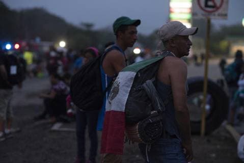 Members of the migrant caravan continue on their way from Ciudad Isla, in the state of Veracruz, to the state of Puebla, Mexico, 04 November 2018. Some 150 Central Americans, members of the first migrant caravan that entered Mexico on October 19, arrived Saturday night in the central Mexican state of Puebla where tomorrow they will wait for around 4,500 people who stayed in different municipalities of the state of Veracruz. In a statement, the state government reported that Central Americans, Hondurans, Salvadorans and Guatemalans arrived in the municipality of Amozoc, in the central part of the state and about 25 kilometers from Puebla capital. Some 150 migrants arrive in the state of Puebla; the majority remains in Veracruz !ACHTUNG: NUR REDAKTIONELLE NUTZUNG! Copyright: xAngelxHernandezx MEX10 20181104-636769566922615266