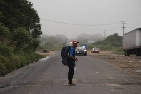 Members of the migrant caravan continue on their way from Ciudad Isla, in the state of Veracruz, to the state of Puebla, Mexico, 04 November 2018. Some 150 Central Americans, members of the first migrant caravan that entered Mexico on October 19, arrived Saturday night in the central Mexican state of Puebla where tomorrow they will wait for around 4,500 people who stayed in different municipalities of the state of Veracruz. In a statement, the state government reported that Central Americans, Hondurans, Salvadorans and Guatemalans arrived in the municipality of Amozoc, in the central part of the state and about 25 kilometers from Puebla capital. Some 150 migrants arrive in the state of Puebla; the majority remains in Veracruz !ACHTUNG: NUR REDAKTIONELLE NUTZUNG! Copyright: xAngelxHernandezx MEX10 20181104-636769566940906151