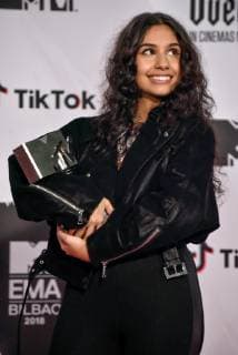 Canadian singer Alessia Cara poses for the photographers after receiving the Best Performance Award during the 2018 MTV Europe Music Awards at Bilbao Exhibition Centre, in Bilbao, Basque Country, Spain, 04 November 2018. 2018 MTV Europe Music Awards in Bilbao !ACHTUNG: NUR REDAKTIONELLE NUTZUNG!  Copyright: xMiguelxTonax GRAF1438 20181104-636769676873783119