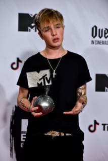 German singer Mike Singer poses for the photographers after receiving the German Artist Award during the 2018 MTV Europe Music Awards at Bilbao Exhibition Centre, in Bilbao, Basque Country, Spain, 04 November 2018. 2018 MTV Europe Music Awards in Bilbao !ACHTUNG: NUR REDAKTIONELLE NUTZUNG!  Copyright: xMiguelxTonax GRAF1269 20181104-636769697866708771