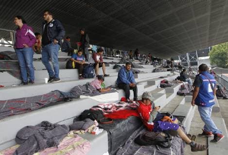 News Bilder des Tages Members of the migrant caravan arrive at the shelter provided at the Jesus Palillo Martinez stadium, which is located within the complex of the Sport City of Magdalena Mixhiuca, in Mexico City, Mexico, 04 November 2018. Mexico City is preparing to welcome some 5,000 Central Americans who make up the migrant caravan that entered Mexico on 19 October with the intention of reaching the United States. Mexico City prepares to host a caravan of migrants !ACHTUNG: NUR REDAKTIONELLE NUTZUNG!  Copyright: xMARIOxGUZMANx MEX055 20181104-636769717155634257