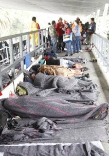 Members of the migrant caravan arrive at the shelter provided at the Jesus Palillo Martinez stadium, which is located within the complex of the Sport City of Magdalena Mixhiuca, in Mexico City, Mexico, 04 November 2018. Mexico City is preparing to welcome some 5,000 Central Americans who make up the migrant caravan that entered Mexico on 19 October with the intention of reaching the United States. Mexico City prepares to host a caravan of migrants !ACHTUNG: NUR REDAKTIONELLE NUTZUNG!  Copyright: xMARIOxGUZMANx MEX055 20181104-636769717171884159