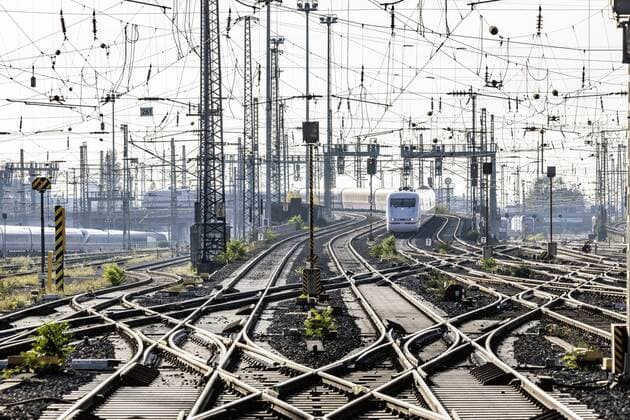 DEU, Deutschland, Frankfurt am Main, 03.11.2018: Hauptbahnhof Frankfurt am Main mit Gleisvorfeld und einfahrendem ICE1.