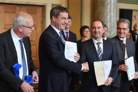 v.li: Fraktionsvorsitzender Thomas Kreuzer (CSU), Ministerpraesident Dr. Markus Soeder , Hubert Aiwanger (Vorsitzender Freie Waehler FW), Florian Streibl (Parlamentarischer Geschaeftsfuehrer FW), Unterzeichnung des Koalitionsvertrags der CSU Freie Waehler (FW) im Bayerischen Landtag in Muenchen am 05.11.2018 in Muenchen *** v left faction leader Thomas Kreuzer CSU State Premier Dr Markus Soeder Hubert Aiwanger Chairman Free Voters FW Florian Streibl Parliamentary Secretary FW Signing of the coalition agreement of the CSU Free Voters FW in the Bavarian Parliament in Munich on 05 11 2018 in Munich