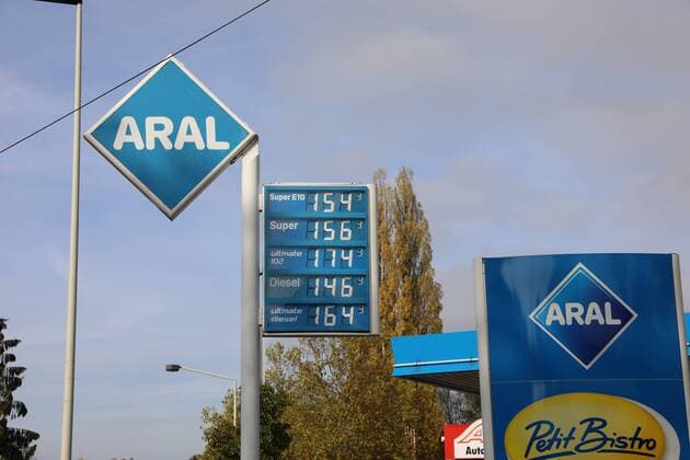 Hohe Spritpreise auf der Anzeigentafel einer ARAL Tankstelle, an den Zapfsäulen hängen Schilder mit der Aufschrift Außer Betrieb, da der Sprit ausgegangen ist Themenbild, Symbolbild, Tankstellen ohne Sprit, Solingen, 05.11.18 Solingen NRW Deutschland Wuppertaler Straße