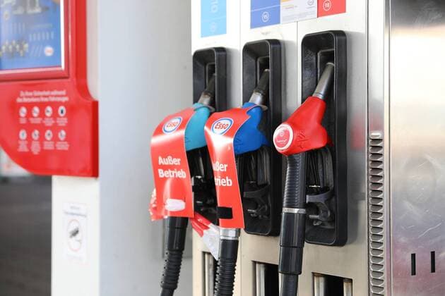 Zapfsäule einer Esso Tankstelle in Solingen mit einem Schild am Zapfhahn Außer Betrieb Themenbild, Symbolbild, Tankstellen ohne Sprit, Solingen, 05.11.18 Solingen NRW Deutschland Kronprinzenstraße