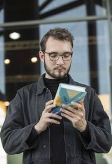 Lukas RIETZSCHEL, Deutschland, Autor, mit seinem Buch Mit der Faust in die Welt schlagen Ullstein Buchverlag, am 10.10.2018 Frankfurter Buchmesse 2018 vom 10.10 - 14.10.2018 in Frankfurt am Main Deutschland. *** Lukas RIETZSCHEL Germany Author with his book Mit der Faust in die Welt schlagen Ullstein Buchverlag am 10 10 2018 Frankfurt Book Fair 2018 vom 10 10 14 10 2018 in Frankfurt am Main Germany