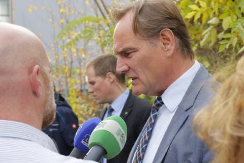 Am Montag Nachmittag (5. November 2018) weihten der Leipziger Bürgermeister Burkhard Jung, der sächsiche Innenminister Roland Wöller (CDU) sowie der Leipziger Polizeipräsident Bernd Merbitz die erste Waffenverbotszone Sachsens um den Stadtteilpark Rabet an der Eisenbahnstraße ein. Die Straße gilt als gefährlichste Straße Deutschlands. Zahlreiche Gewalttaten werden hier regelmäßig verübt. Zuletzt schockte ein Mord im Rocker Millieu die Bewohner. Etwa 150 Personen demonstrierten gegen die Verbotszone.