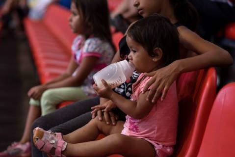 A child form the migrant caravan drinks from a baby bottle prior to resuming the way to Mexico City in Cordoba, Mexico, 05 November 2018. Mexico City is preparing to welcome some 5,000 Central Americans who make up the migrant caravan that entered Mexico on 19 October with the intention of reaching the United States. Migrant caravan resumes way to Mexico City !ACHTUNG: NUR REDAKTIONELLE NUTZUNG!  Copyright: xÁngelxHernándezx MEX013 20181105-636770315648223185