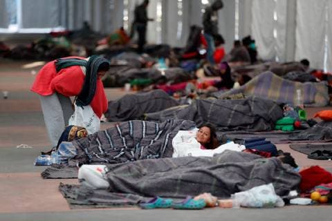 Central American migrants rest in the Jesus Martinez Palillo Sports Facilities in Ciudad de Mexico, Mexico, 05 November 2018. Mexico City is preparing to welcome some 5,000 Central Americans who make up the migrant caravan that entered Mexico on 19 October with the intention of reaching the United States. Migrants to decide if the continue traveling to USA !ACHTUNG: NUR REDAKTIONELLE NUTZUNG!  Copyright: xJoséxMéndezx MEX20 20181105-636770329656579332