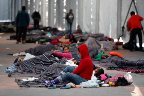 Central American migrants rest in the Jesus Martinez Palillo Sports Facilities in Ciudad de Mexico, Mexico, 05 November 2018. Mexico City is preparing to welcome some 5,000 Central Americans who make up the migrant caravan that entered Mexico on 19 October with the intention of reaching the United States. Migrants to decide if the continue traveling to USA !ACHTUNG: NUR REDAKTIONELLE NUTZUNG!  Copyright: xJoséxMéndezx MEX17 20181105-636770329670954427