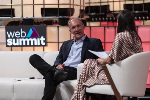 IMAGO History, 250 Jahre USA, Digitales Zeitalter: Entwicklung des Internets und Aufstieg von Silicon Valley November 5, 2018 - Lisbon, Portugal - World Wide Web Inventor Tim Berners-Lee is seen addressing to the audience at Altice Arena Centre Stage in Lisbon during the opening ceremony of the Web Summit 2018...The 10th edition of the Web Summit has begun in Lisbon. This is one of the largest technology conferences in the world and also a meeting point for the debate on technological evolution in people s lives. This year, around 70.000 participants are expected to attend the Web Summit. Lisbon Portugal - ZUMAs197 20181105_zaa_s197_081 Copyright: xHugoxAmaralx