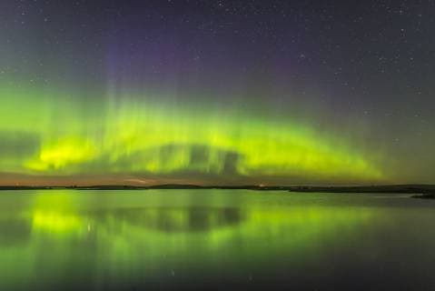 IMAGO Creative: Reflexionen - Natur The northern lights and a faint display of noctilucent clouds (low on the horizon) over the waters of Crawling Lake in southern Alberta, Canada, on June 24 25, 2017.  Copyright: AlanxDyer StocktrekxImages ADY200365S