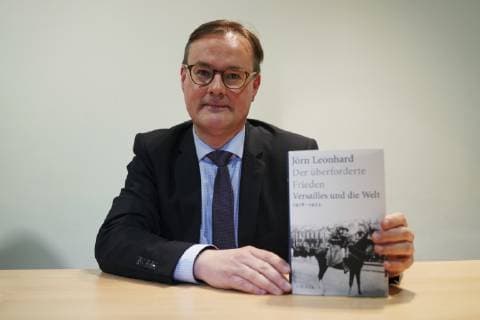 Entertainment Bilder des Tages Jörn Leonhard, Der überforderte Frieden, Versailles und die We GER, Berlin,20181105, Lesung mit Prof. Jörn Leonhard, Der überforderte Frieden, Versailles und die Welt 1918 - 1923, im C.H. Beck Verlag *** Jörn Leonhard Der überforderte Frieden Versailles und die We GER Berlin 20181105 Reading with Prof. Jörn Leonhard Der überforderte Frieden Versailles und die Welt 1918 1923 by C H Beck Verlag