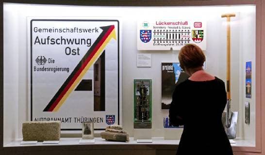 Kulturstaatsministerin Monika Gruetters (CDU) hat am Montagabend (05.11.18) die neue Dauerausstellung des Zeitgeschichtlichen Forums Leipzig eroeffnet. Nach rund neunmonatiger Umbaupause nimmt das Museum kuenftig die friedliche Revolution 1989 und die Folgezeit bis in die Gegenwart staerker in den Blick. Die Dauerausstellung unter dem Titel Unsere Geschichte. Diktatur und Demokratie nach 1945 zeigt nun etwa 2.000 Exponate. Knapp drei Viertel davon sind neu. Die Kulturstaatsministerin foerderte den Umbau des Museums mit rund vier Millionen Euro. Traeger ist das Haus der Geschichte der Bundesrepublik Deutschland in Bonn. (Siehe epd-Meldung vom 05.11.18) Zeitgeschichtliches Forum Leipzig in neuem Gewand