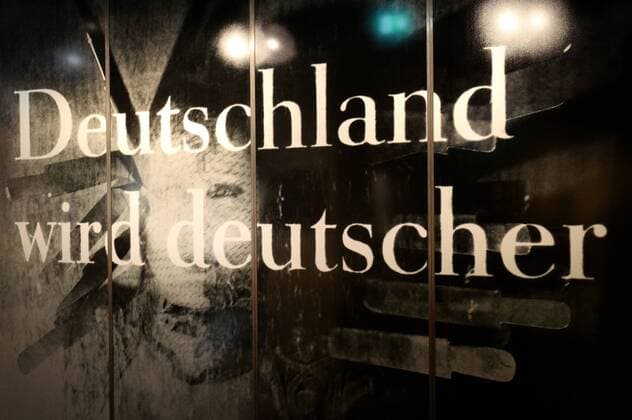 Kulturstaatsministerin Monika Gruetters (CDU) hat am Montagabend (05.11.18) die neue Dauerausstellung des Zeitgeschichtlichen Forums Leipzig eroeffnet. Nach rund neunmonatiger Umbaupause nimmt das Museum kuenftig die friedliche Revolution 1989 und die Folgezeit bis in die Gegenwart staerker in den Blick. Die Dauerausstellung unter dem Titel Unsere Geschichte. Diktatur und Demokratie nach 1945 zeigt nun etwa 2.000 Exponate. Knapp drei Viertel davon sind neu. Die Kulturstaatsministerin foerderte den Umbau des Museums mit rund vier Millionen Euro. Traeger ist das Haus der Geschichte der Bundesrepublik Deutschland in Bonn. (Siehe epd-Meldung vom 05.11.18) Zeitgeschichtliches Forum Leipzig in neuem Gewand
