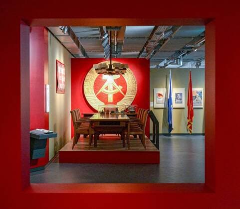 Kulturstaatsministerin Monika Gruetters (CDU) hat am Montagabend (05.11.18) die neue Dauerausstellung des Zeitgeschichtlichen Forums Leipzig eroeffnet. Nach rund neunmonatiger Umbaupause nimmt das Museum kuenftig die friedliche Revolution 1989 und die Folgezeit bis in die Gegenwart staerker in den Blick. Die Dauerausstellung unter dem Titel Unsere Geschichte. Diktatur und Demokratie nach 1945 zeigt nun etwa 2.000 Exponate. Knapp drei Viertel davon sind neu. Die Kulturstaatsministerin foerderte den Umbau des Museums mit rund vier Millionen Euro. Traeger ist das Haus der Geschichte der Bundesrepublik Deutschland in Bonn. (Siehe epd-Meldung vom 05.11.18) Zeitgeschichtliches Forum Leipzig in neuem Gewand