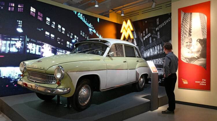 Der Wartburg 311 in der neuen Dauerausstellung Unsere Geschichte. Diktatur und Demokratie nach 1945 im Zeitgeschichtlichen Forum Leipzig (Sachsen) am 05.11.18. Kulturstaatsministerin Monika Gruetters (CDU) hat am Montagabend (05.11.18) die neue Dauerausstellung des Zeitgeschichtlichen Forums Leipzig eroeffnet. Nach rund neunmonatiger Umbaupause nimmt das Museum kuenftig die friedliche Revolution 1989 und die Folgezeit bis in die Gegenwart staerker in den Blick. Die Dauerausstellung unter dem Titel Unsere Geschichte. Diktatur und Demokratie nach 1945 zeigt nun etwa 2.000 Exponate. Knapp drei Viertel davon sind neu. Die Kulturstaatsministerin foerderte den Umbau des Museums mit rund vier Millionen Euro. Traeger ist das Haus der Geschichte der Bundesrepublik Deutschland in Bonn. (Siehe epd-Meldung vom 05.11.18) Zeitgeschichtliches Forum Copyright: epd-bild PeterxEndig EDITORIAL USE ONLY