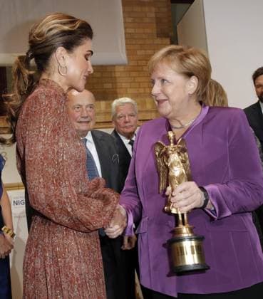 Koenigin Rania Al Abdullah, Bundeskanzlerin Dr. Angela Merkel mit der Ehren-Victoria bei der Publisher s Night in der Telekom Hauptstadt Repraesentanz in Berlin. *** Queen Rania Al Abdullah Federal Chancellor Dr Angela Merkel with the honors Victoria at the Publisher s Night in the Telekom Capital Representation in Berlin