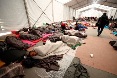 Members of the migrants caravan rest at the sports center Jesus Martinez Palillo, in Mexico City, Mexico, 06 November 2018. The National Commission of Human Rights (CNDH) of Mexico reported on 06 November that it has a report of two missing trucks, about 80 people, of the migrant caravan that entered Mexico on 19 October with intention of continuing their journey to the United States. Human Rights Commission reports two missing trucks with migrants !ACHTUNG: NUR REDAKTIONELLE NUTZUNG!  Copyright: xJOSExMENDEZx MEX33 20181106-636771239010350279
