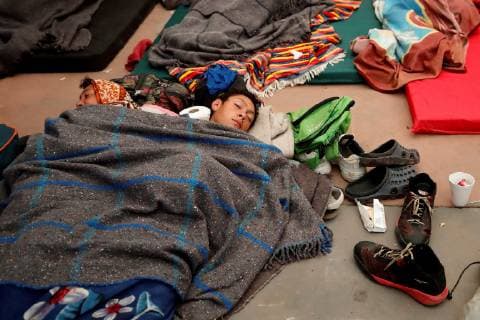Members of the migrants caravan rest at the sports center Jesus Martinez Palillo, in Mexico City, Mexico, 06 November 2018. The National Commission of Human Rights (CNDH) of Mexico reported on 06 November that it has a report of two missing trucks, about 80 people, of the migrant caravan that entered Mexico on 19 October with intention of continuing their journey to the United States. Human Rights Commission reports two missing trucks with migrants !ACHTUNG: NUR REDAKTIONELLE NUTZUNG!  Copyright: xJOSExMENDEZx MEX32 20181106-636771239024568845