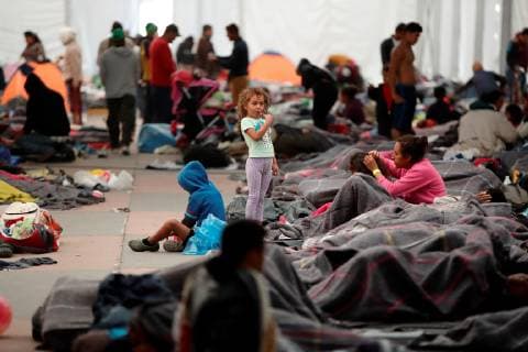 Members of the migrants caravan rest at the sports center Jesus Martinez Palillo, in Mexico City, Mexico, 06 November 2018. The National Commission of Human Rights (CNDH) of Mexico reported on 06 November that it has a report of two missing trucks, about 80 people, of the migrant caravan that entered Mexico on 19 October with intention of continuing their journey to the United States. Human Rights Commission reports two missing trucks with migrants !ACHTUNG: NUR REDAKTIONELLE NUTZUNG!  Copyright: xJOSExMENDEZx MEX26 20181106-636771239678532805