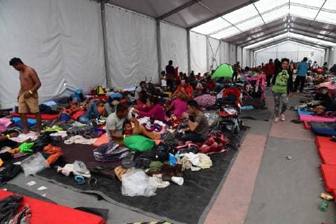 November 6, 2018 - EUM20181106NAC22.JPG.CIUDAD DE MEXICO, MigrationMigracion-Caravana.-Migrantes provenientes de distintos paises de Centroamerica permanecen en las instalaciones del Estadio Jesus Martinez Palillo , en la alcaldia de Iztacalco, al Oriente de la Ciudad de Mexico, en donde descansan para continuar su recorrido con direccion a la frontera norte de Mexico, tres dias despues de que llegara el primer grupo al recinto. 6 noviembre 2018. Foto: Agencia EL UNIVERSALAFBV.  - ZUMAu78_ 20181106_zaf_u78_045 Copyright: xElxUniversalx