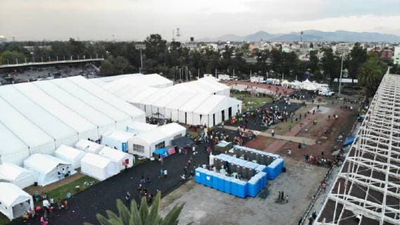 November 6, 2018 - EUM20181106NAC41.JPG .CIUDAD DE MEXICO, MigrationMigracion-Caravana.- Con cifras que varian entre autoridades capitalinas y organizaciones no gubernamentales en cuanto al numero de migrantes centroamericanos que han llegado al albergue de la Magdalena Mixhuca (que van de los 4 mil 500 a los 7 mil 200), el gobierno local informo que se entregan 16 mil 500 raciones diarias de alimentos en ese campamento en el que se hay 11 carpas, mas de 100 casas de campana, 60 casetas de bano y se han proporcionado 9 mil cobijas y 7 mil colchonetas. 6 noviembre 2018. Foto: Agencia EL UNIVERSALAFBV  - ZUMAu78_ 20181106_zaf_u78_117 Copyright: xElxUniversalx