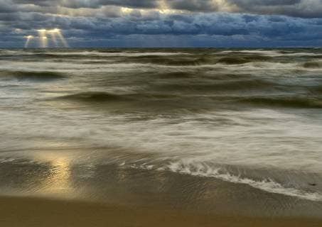 Gewitterwolken und Brandungswellen an der Ostsee, Nida, Litauen Copyright: xMEVx ALLMV145017