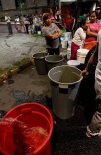 Residents of Mexico City wait their turn to stock up with water in the early hours of today, 07 November 2018. The water system that feeds Mexico City and municipalities of the States of Mexico resumed work this Tuesday night and in the next hours the liquid will begin to arrive at the Mexican capital, in batches and not to all its capacity, informed the hydric authority. The National Water Commission (Conagua) indicated, through a statement, that this day at 6:45 pm (00.45 GMT on Wednesday) initiated the protocol of opening the Cutzamala System with the filling of the line through the opening of the tank of clear waters . EPFE Mario Guzman The Cutzamala System that supplies water to Mexico City restarts work !ACHTUNG: NUR REDAKTIONELLE NUTZUNG!  Copyright: xMarioxGuzmánx AME9799 20181107-636772095046041807