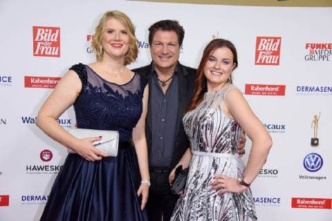 Preistraegerinnen Nicole John und Nadja Benndorf, Francis Fulton Smith bei der Verleihung Die Goldene Bild der Frau im Stage Operettenhaus in Hamburg am 07.11.2018