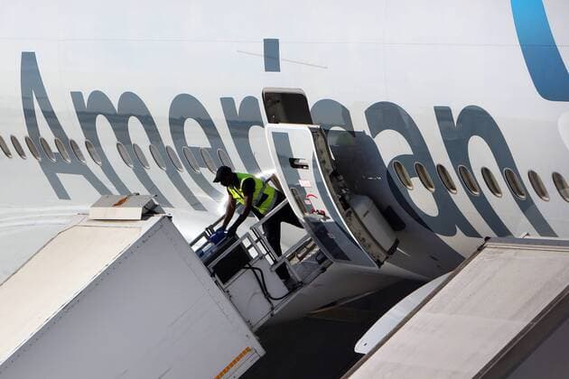 Mitarbeiter der LSG Lufthansa Service Gesellschaft Sky Chefs beim Beladen eines Linienflugzeug s der Fluggesellschaft American Airlines am Flughafen Frankfurt FRA, Hessen, Deutschland