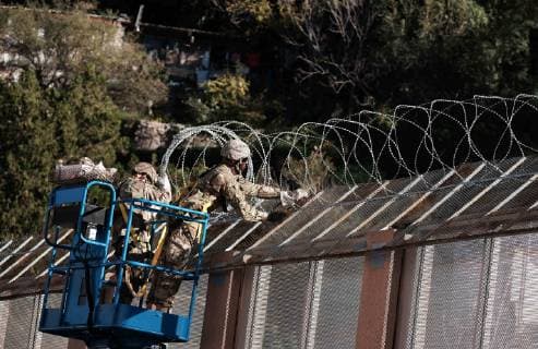 November 7, 2018 - Nogales, Arizona, USA - The US Army laying barbed wire on top of the border wall at international border station in Nogales, Arizona. The soldiers are part of the 5,000 troops that President Trump has ordered the Pentagon to dispatch to the Southwest border to assist the US Border Patrol in advance of the possible arrival of caravans of Central American migrants. Nogales USA - ZUMAb411 20181107_zap_b411_021 Copyright: xChristopherxBrownx