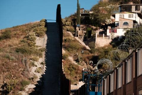 News Bilder des Tages November 7, 2018 - Nogales, Arizona, USA - The US Army laying barbed wire on top of the border wall at international border station in Nogales, Arizona. The soldiers are part of the 5,000 troops that President Trump has ordered the Pentagon to dispatch to the Southwest border to assist the US Border Patrol in advance of the possible arrival of caravans of Central American migrants. Nogales USA - ZUMAb411 20181107_zap_b411_019 Copyright: xChristopherxBrownx
