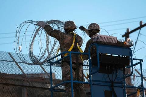 November 7, 2018 - Nogales, Arizona, USA - The US Army laying barbed wire on top of the border wall at international border station in Nogales, Arizona. The soldiers are part of the 5,000 troops that President Trump has ordered the Pentagon to dispatch to the Southwest border to assist the US Border Patrol in advance of the possible arrival of caravans of Central American migrants. Nogales USA - ZUMAb411 20181107_zap_b411_026 Copyright: xChristopherxBrownx