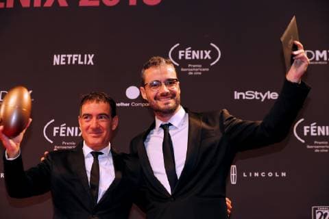 Television producer, writer, series creator, screenwriter and Spanish film director Alex Pina (L) and Spanish screenwriter Javier Gomez (R) with the Fenix Award, in Mexico City, Mexico, 7 November 2018. Colombian film PAjaros de verano and Argentine Film Zama , which started as favorites of the Fenix Awards of Ibero-American films, did not disappoint and became the films with the highest number of awards in the fifth edition of the event. Fenix Awards of Ibero-American films !ACHTUNG: NUR REDAKTIONELLE NUTZUNG!  Copyright: xMarioxGuzmanx AME404 20181108-636772604326856627