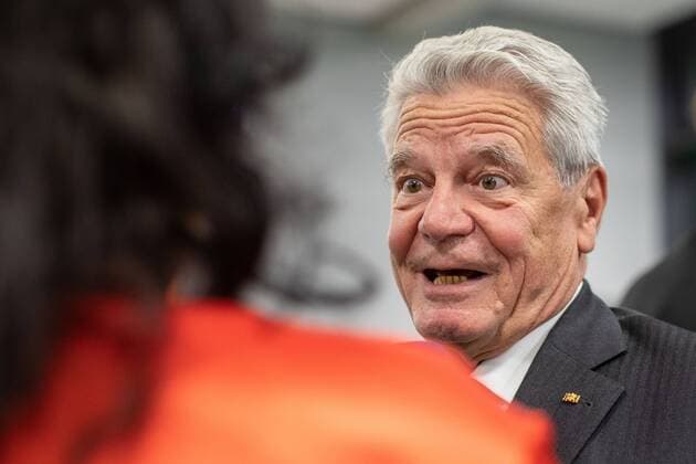 News Bilder des Tages 07.11.2018, DU Duisburg , Bundespräsident a.D. Joachim Gauck übernimmt die Mercator - Gastprofessur an der Uni Duisburg - Essen , feierliche Überreichung der Urkunde im Audimax. *** 07 11 2018 DU Duisburg Federal President a D Joachim Gauck takes over Mercator Visiting Professorship at the University of Duisburg Essen Ceremonial presentation of the certificate in the Audimax