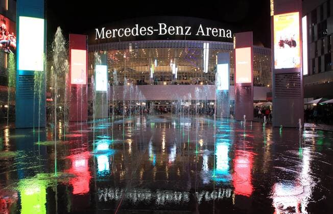 Nachtansicht der Mercedes-Benz-Arena Übersicht auf spruehende Wasserfontaenen vor beleuchteter Mercedes- Benz-Arena bei Nacht am 28.10.18 Berlin Berlin Deutschland Mercedes-Benz-Arena