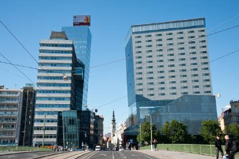 Architektur von Hans Hollein Wien, Neubau Sofitel-Hochhaus (Jean Nouvel, rechts) und Medientower (Hans Hollein, links) - Vienna, Sofitel (Jean Nouvel, right) and Mediatower (Hans Hollein, left) *** Vienna New building Sofitel High-rise Jean Nouvel right and Medientower Hans Hollein left Vienna Sofitel Jean Nouvel right and Mediatower Hans Hollein left