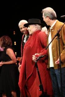 Nov 7, 2018 - Los Angeles, California, U.S. - JONI MITCHELL greets an enthusiastic audience after the Los Angeles Music Center performance celebrating her 75th birthday. Los Angeles U.S. - ZUMAs234 20181107_jlr_s234_004 Copyright: xIrisxSchneiderx